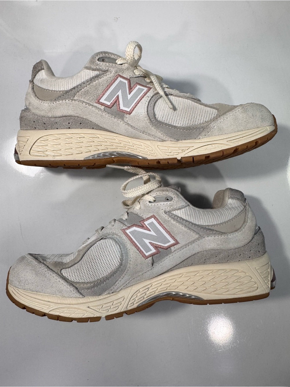 New Balance 2002R Cream Beige Gray Sneakers Men’s Size 7 Women’s 8.5